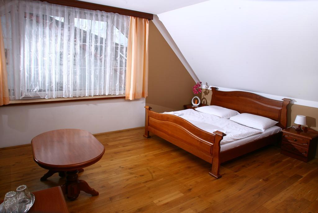 Penzion Fajn *** Pardubice Habitación foto