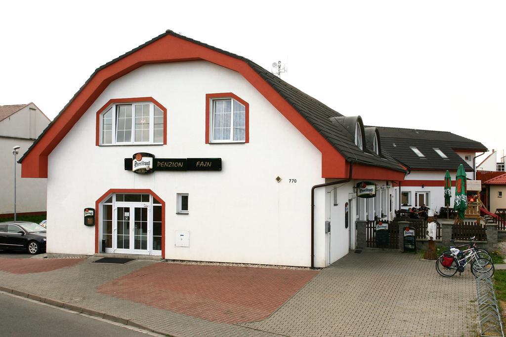 Penzion Fajn *** Pardubice Exterior foto